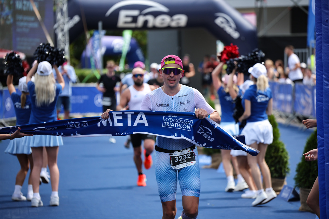 Kamil Karnowski przekracza linię mety Enea Bydgoszcz Triathlon 2026